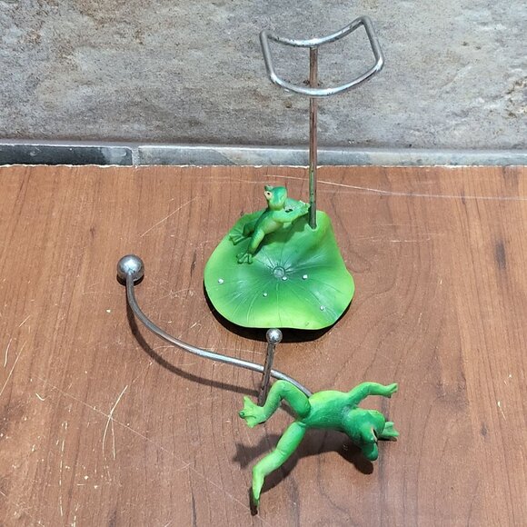 Stress Reliever Pendulum Swinging Frog On Lily Pad Resin - Picture 6 of 11